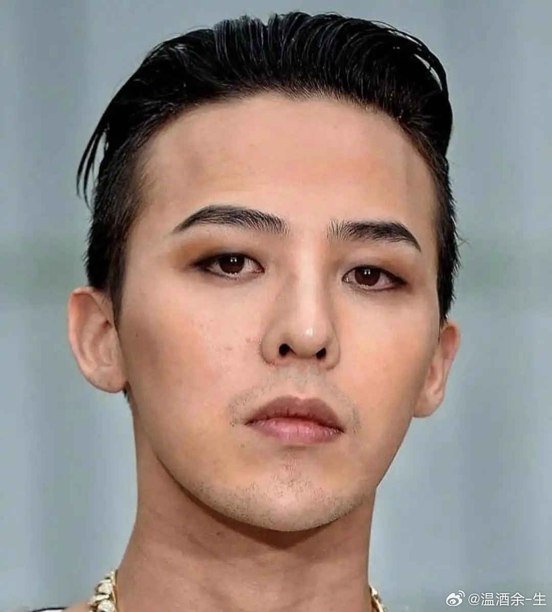 妈耶，原来权志龙生图和普通人差不多，怎么在台上那么帅啊！真实的GD,脸部皮肤很紧