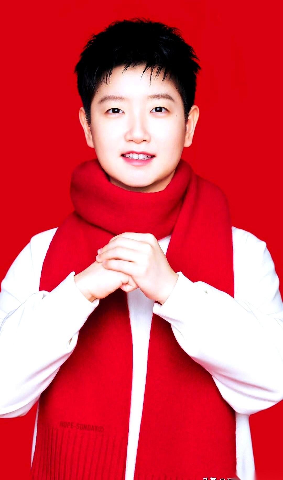 刚刷到孙颖莎和王楚钦那组新年写真，手指一下就定在了屏幕上。就两张照片，红得那么