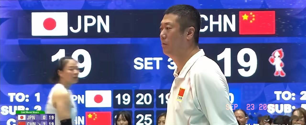 日本女排万万没想到！中国女排主教练赵勇在第三局2：10叫光暂停后，做了三个意想