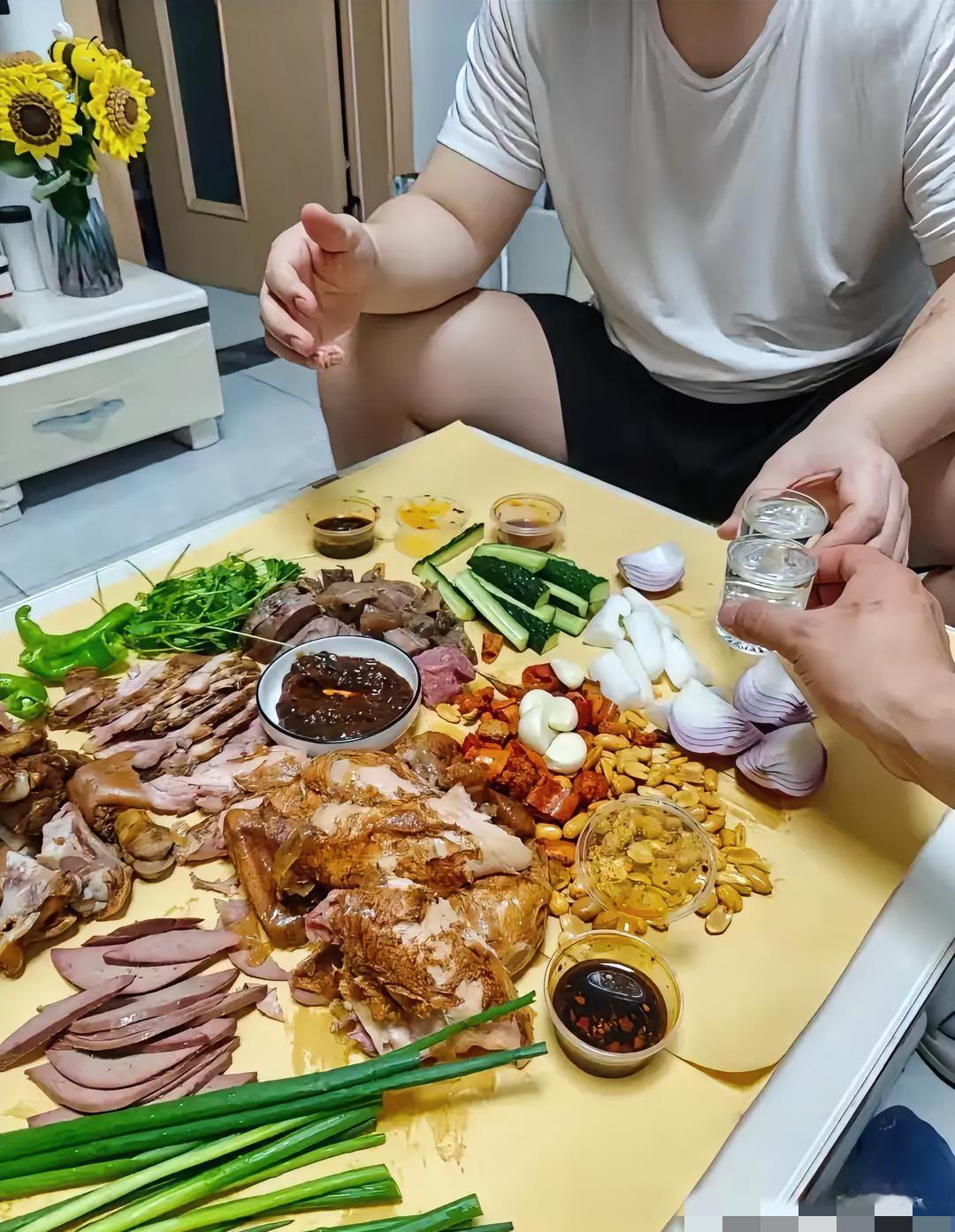 晚上老公去他同事家喝酒，给我拍照片报备，我一看他们的下酒菜，呵，果然是男人！​