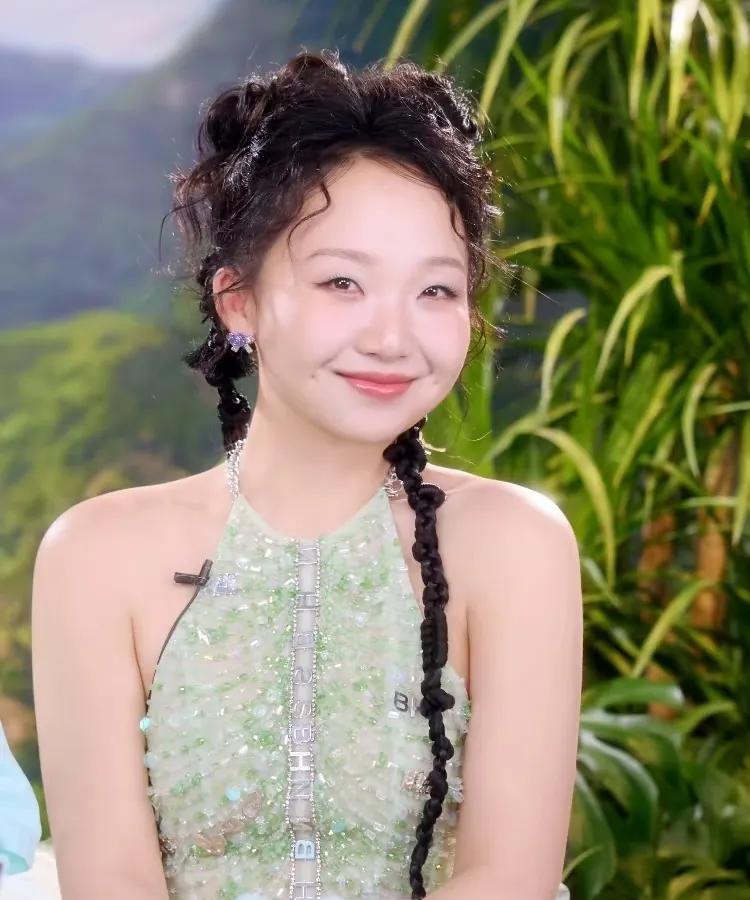 让人破防的不是辣目洋子瘦了也不是她985毕业的，而是她以校友身份回重庆大学开讲