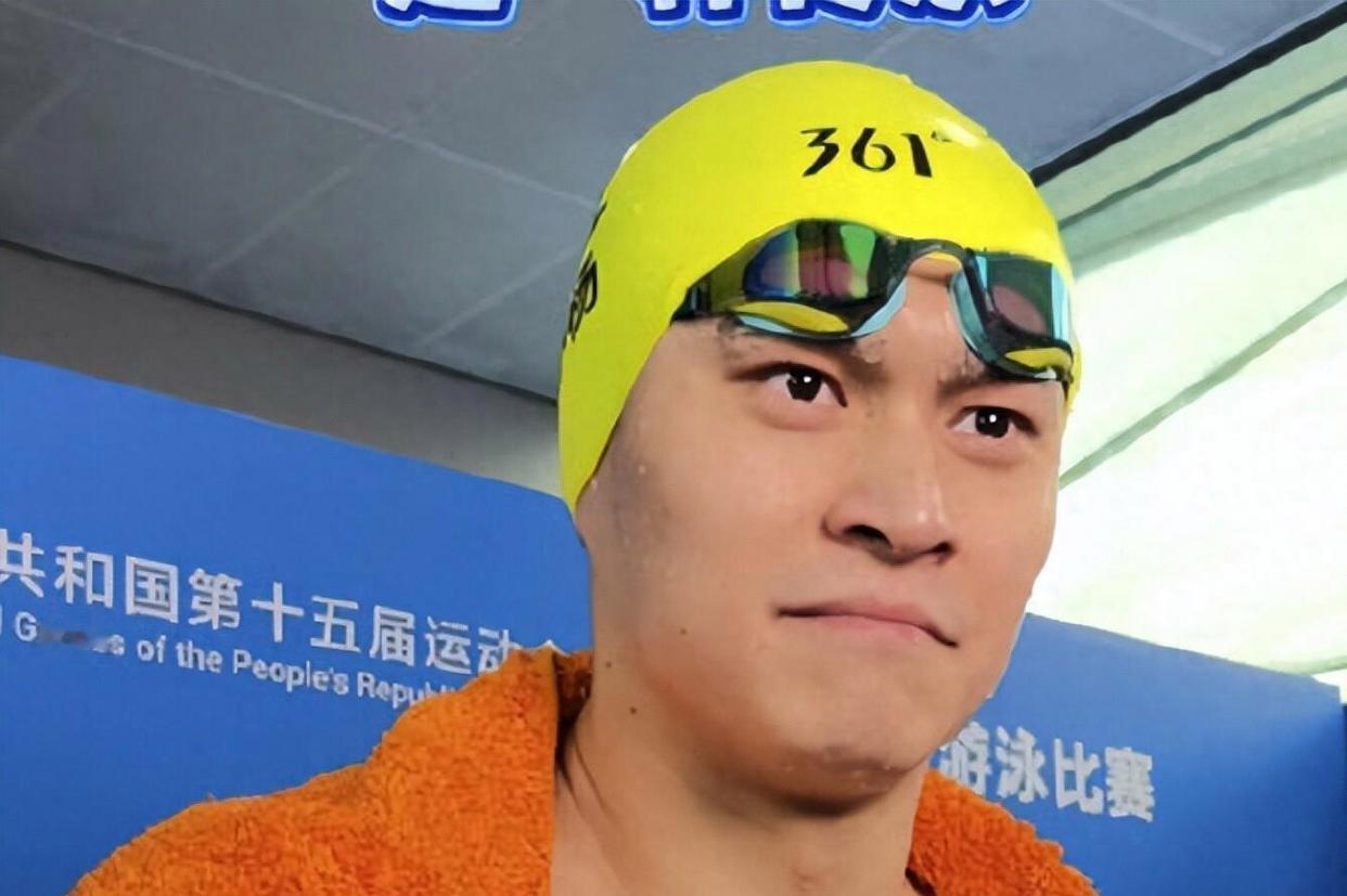 时光的车轮无情地向前滚动，34岁的孙杨，在泳池边，泪水夺眶而出，哽咽难语。他刚刚