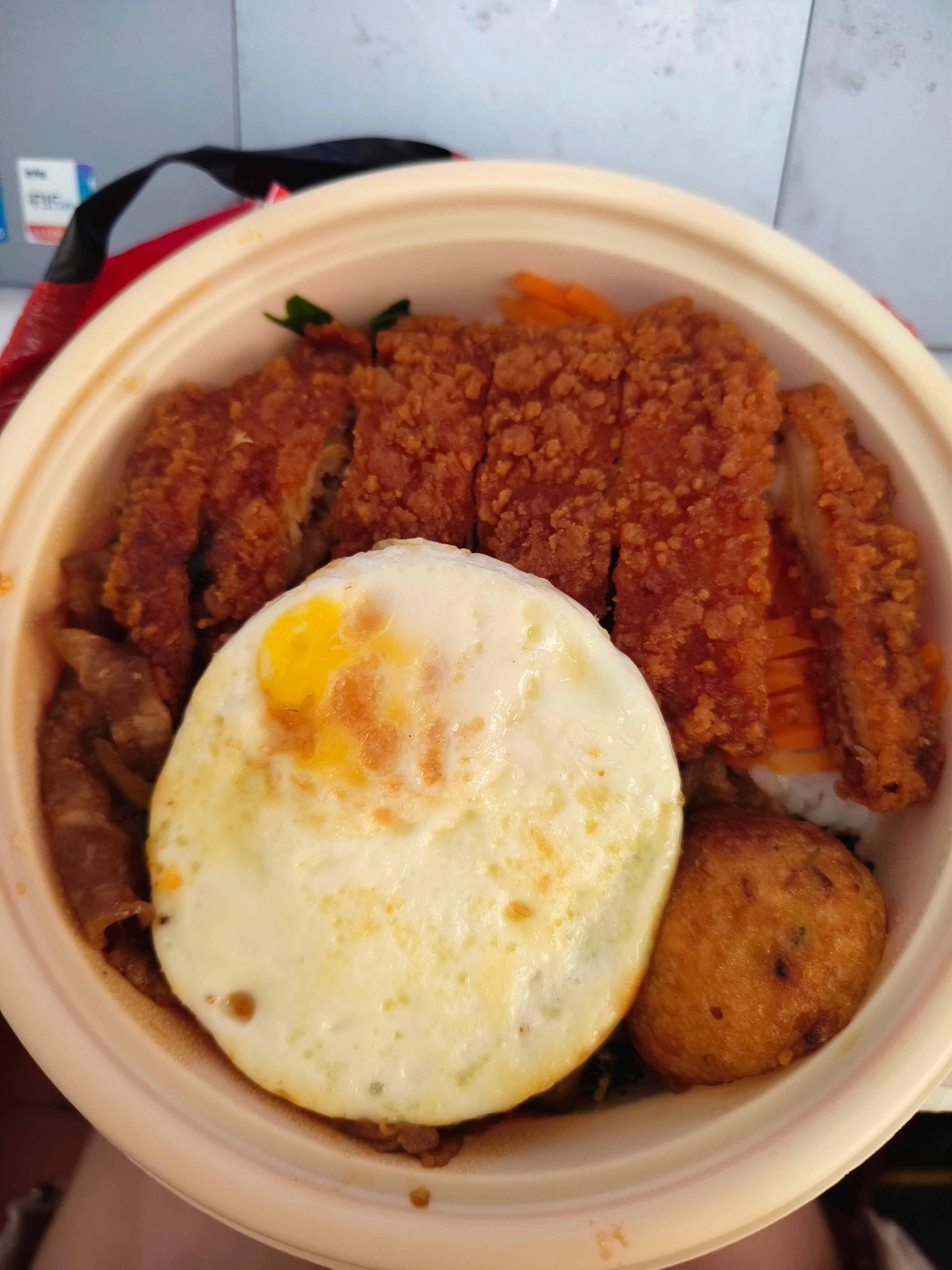 鸡排，牛肉，荷包蛋，墨鱼丸，饭，再去冰箱里拿了一杯美味的冰红茶