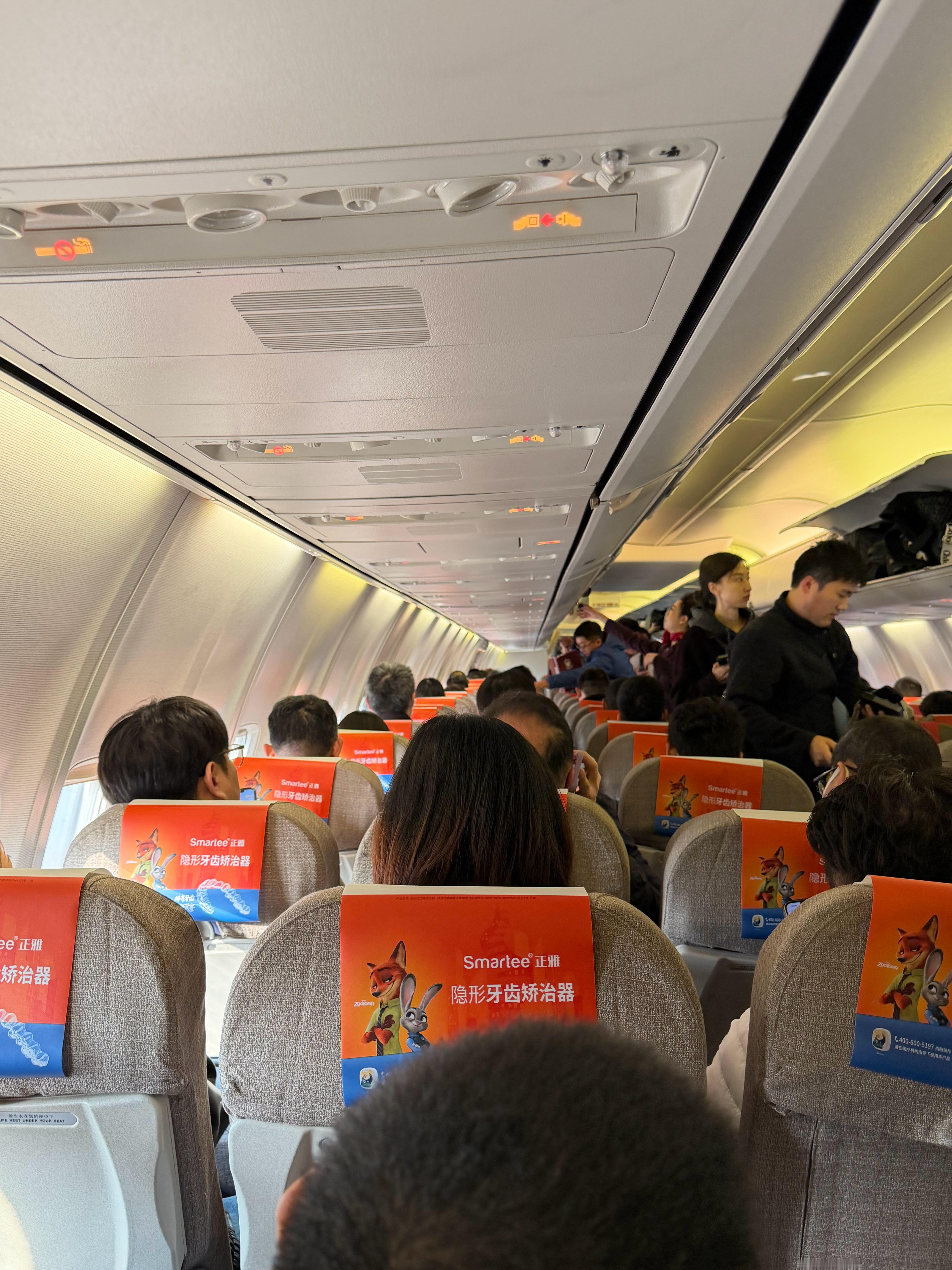 东航这个737-800简直是运奴航班啊三个大男人挤一排太难受了。左边还是个大老外