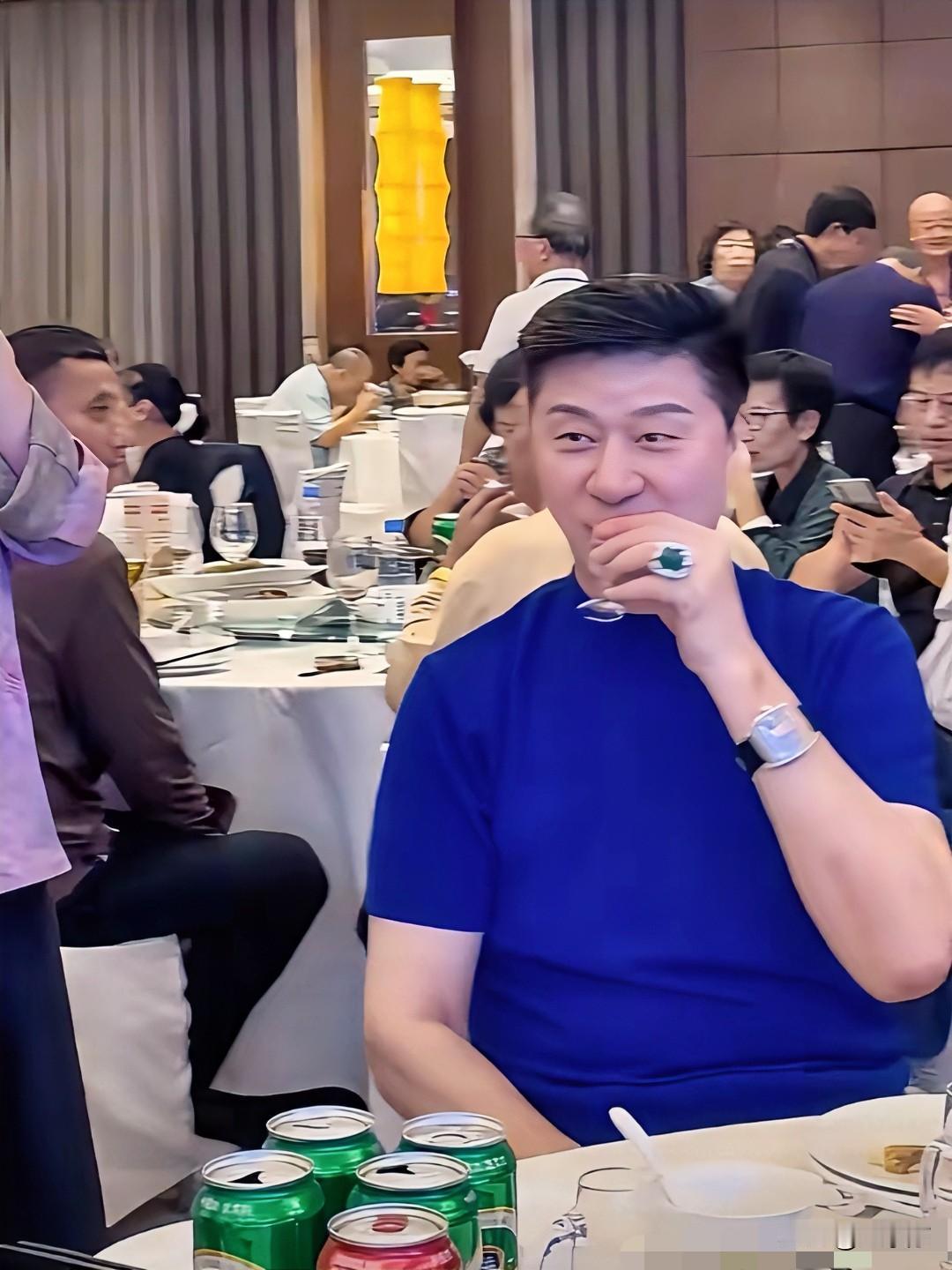 比刘晓庆更离谱的人出现了那就是范丞丞的爸爸71岁的他，出现在朋友婚宴上，