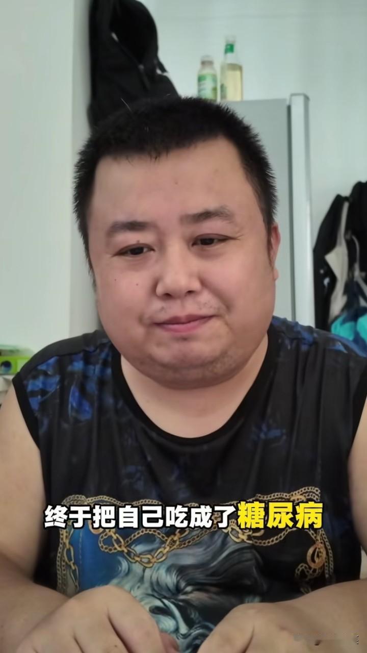 博主“大鹏控糖记”做了3年的美食探店博主，一天吃7、8顿饭，把自己吃成了糖尿病。