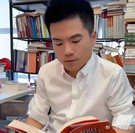 马云说：真正读书的人，不会在镜头前看书，不会在办公室码书。可小董两样都齐活儿了。
