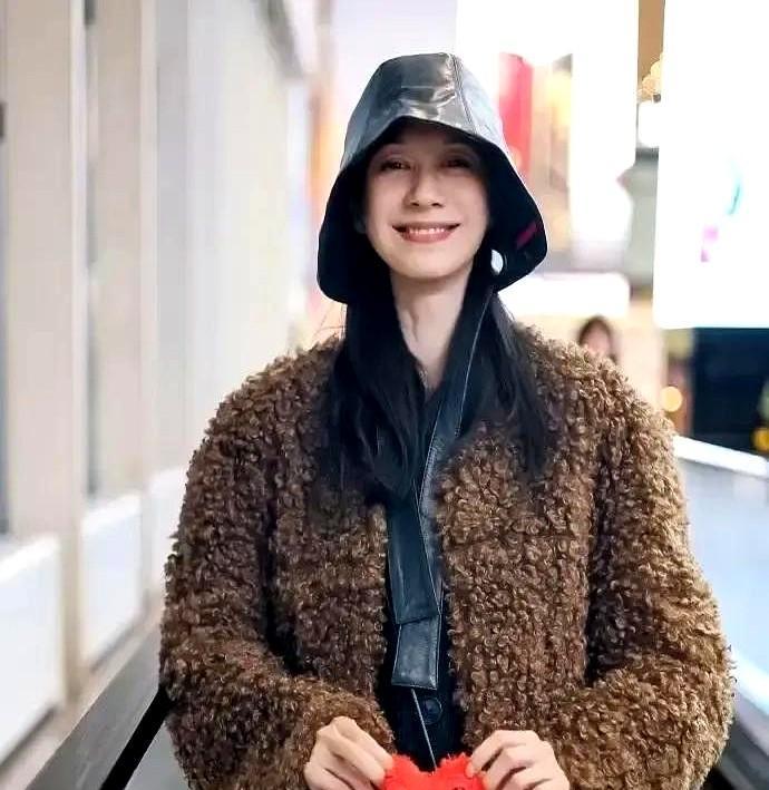 不得不说，倪虹洁这次真的是“赢麻了”！没有满身的各种大Logo，也没去硬蹭什