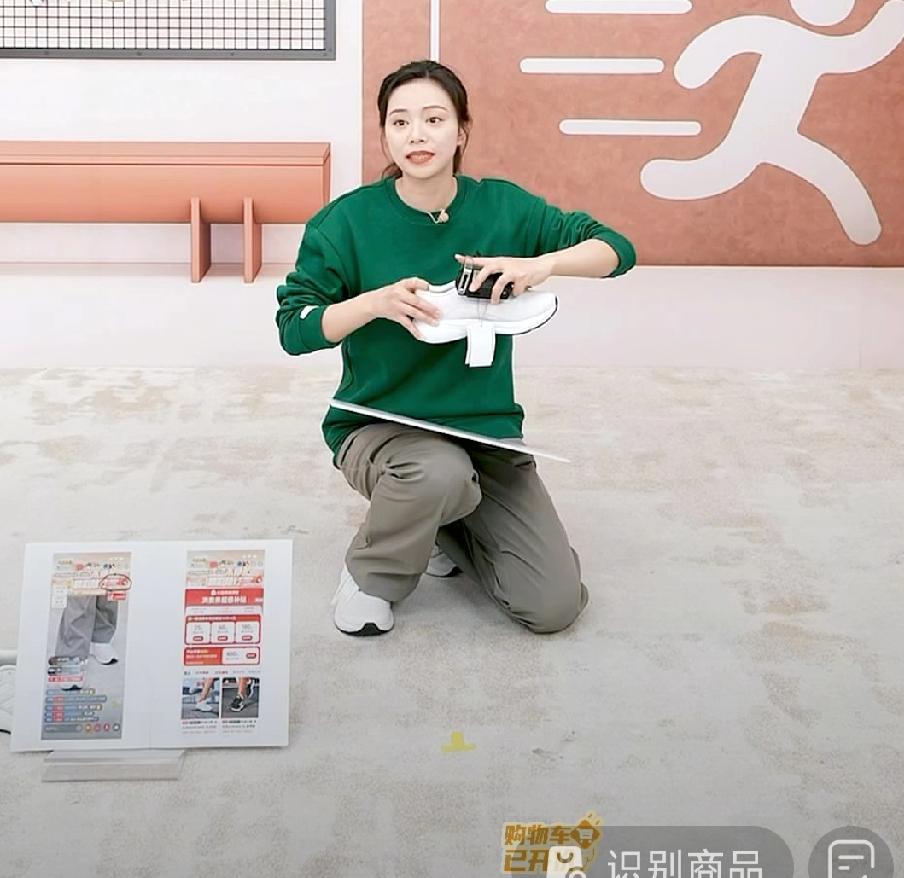 与辉同行直播间真的是把细节做到了极致！今天早上小贝第一班，在讲解阿迪运动鞋的时候