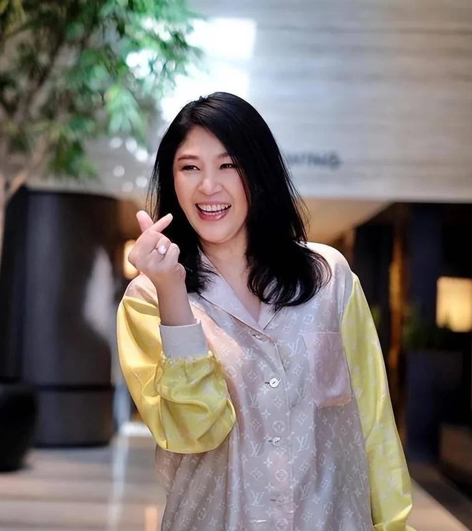 这下英拉笑不出来了，原本以为她侄女当上总理，她哥哥拿回“话语权”，她自己可以大摇