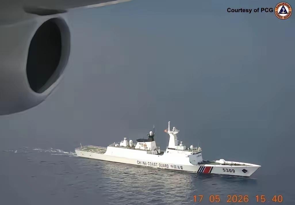 中方展开实际维权行动！中国海警抵近中业岛周边海域，执法人员登上附近岛礁开展巡查，
