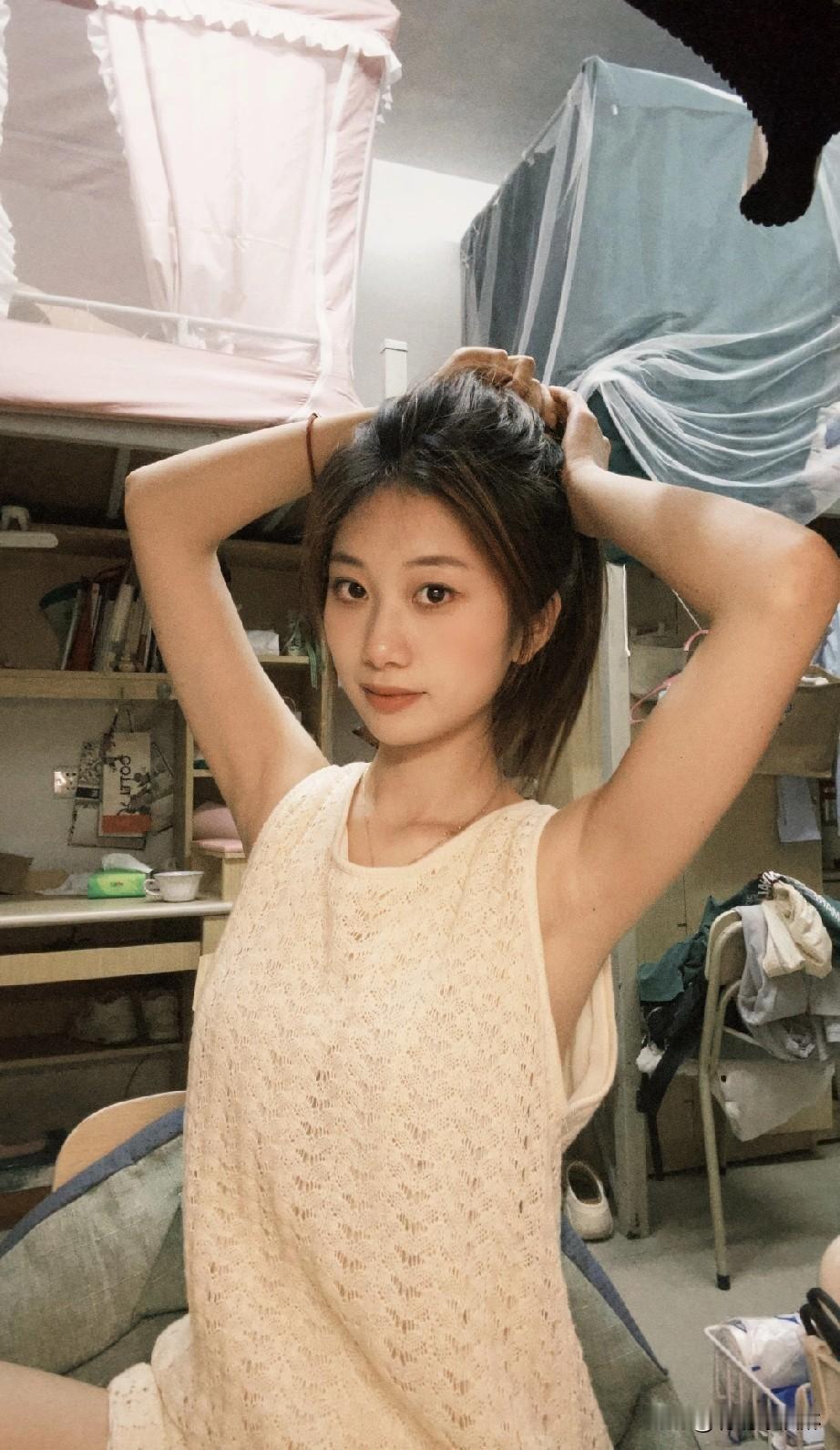 女大学生的宿舍日常，宛如一部精彩的生活剧。晚上的卧谈会是雷打不动的项目，众人从