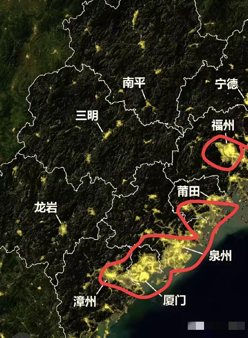 福建的夜景，星星和月亮。一个地方的发展程度，可以通过灯光体现，这不知道是谁发明的