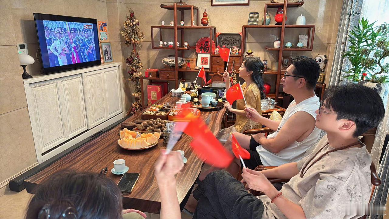 估计全网在家看阅兵最有仪式感的明星就是黄安了黄安一家在看阅兵前，就把家装