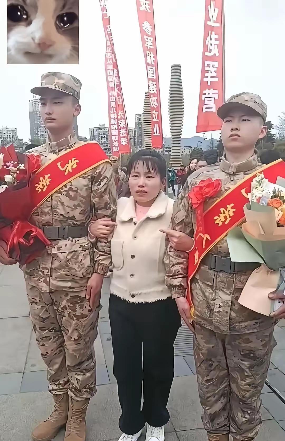 双胞胎儿子同年入伍，户口已注销：一位母亲送别时说的话，听着让人鼻子发酸有人