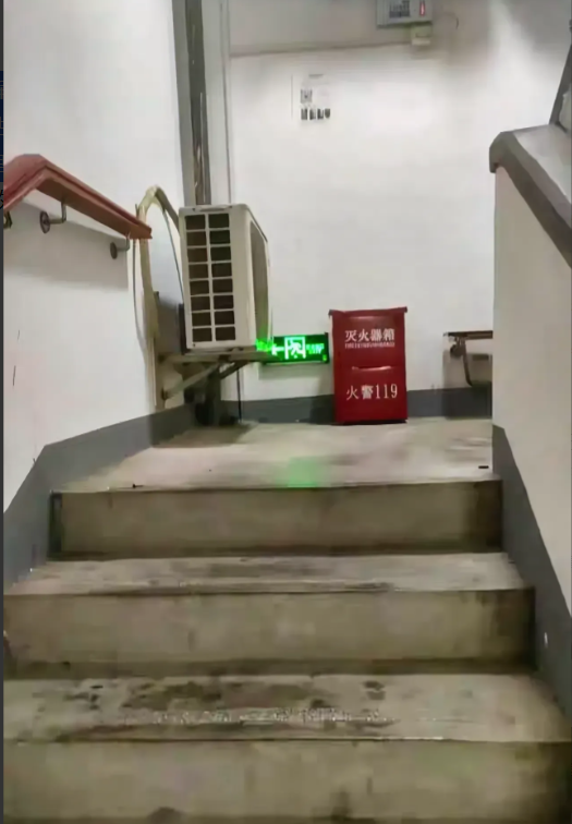 家人们郑州一姑娘下班回家，看见邻居把空调外机怼自家门口了！嗡嗡的噪音吵得慌，热风
