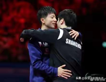 马龙和樊振东拥抱，马龙和许昕拥抱，许昕和王楚钦拥抱。四个男人，两个老将，