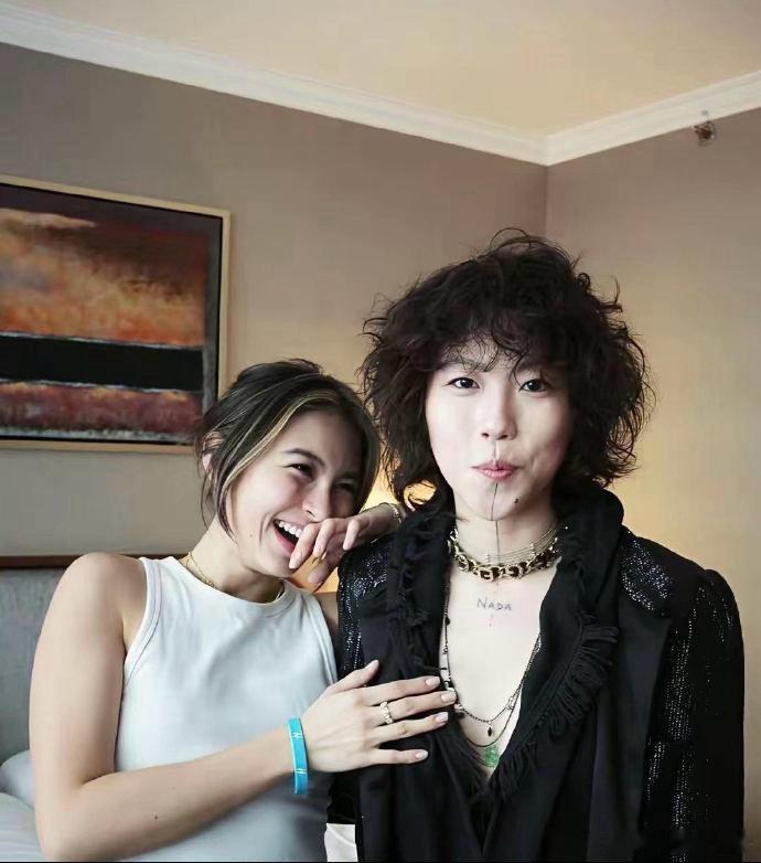 王菲估计头都大了，这女儿管还是不管好啊！