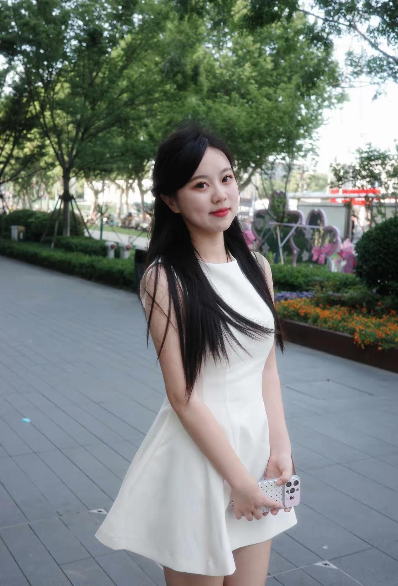 黑裙白裙，哪一个更显气质和身材。