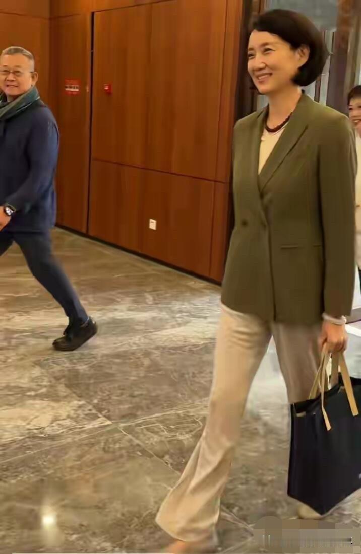 央视主持人李修平下班后开心地拎着包包往外走，她是身材高挑匀称的东方大美女，年龄大
