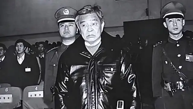 1995年，褚时健的女儿褚映群被洛阳警方带走，四个月后，她在狱中自杀。得知噩耗的