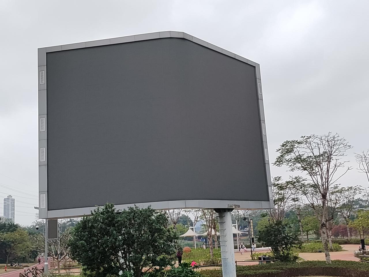 南宁明月湖公园里的这块“大块头”够气派！建了几年了，我以为一次也没有播放过，后来