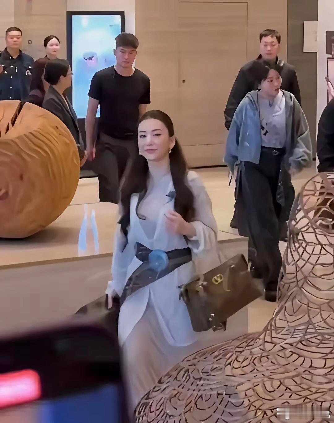 天王嫂﻿‏方媛⁠‏这回上《桃花‎坞‏》，第二次的妆造‎明显比﻿上次顺眼多了，⁠看