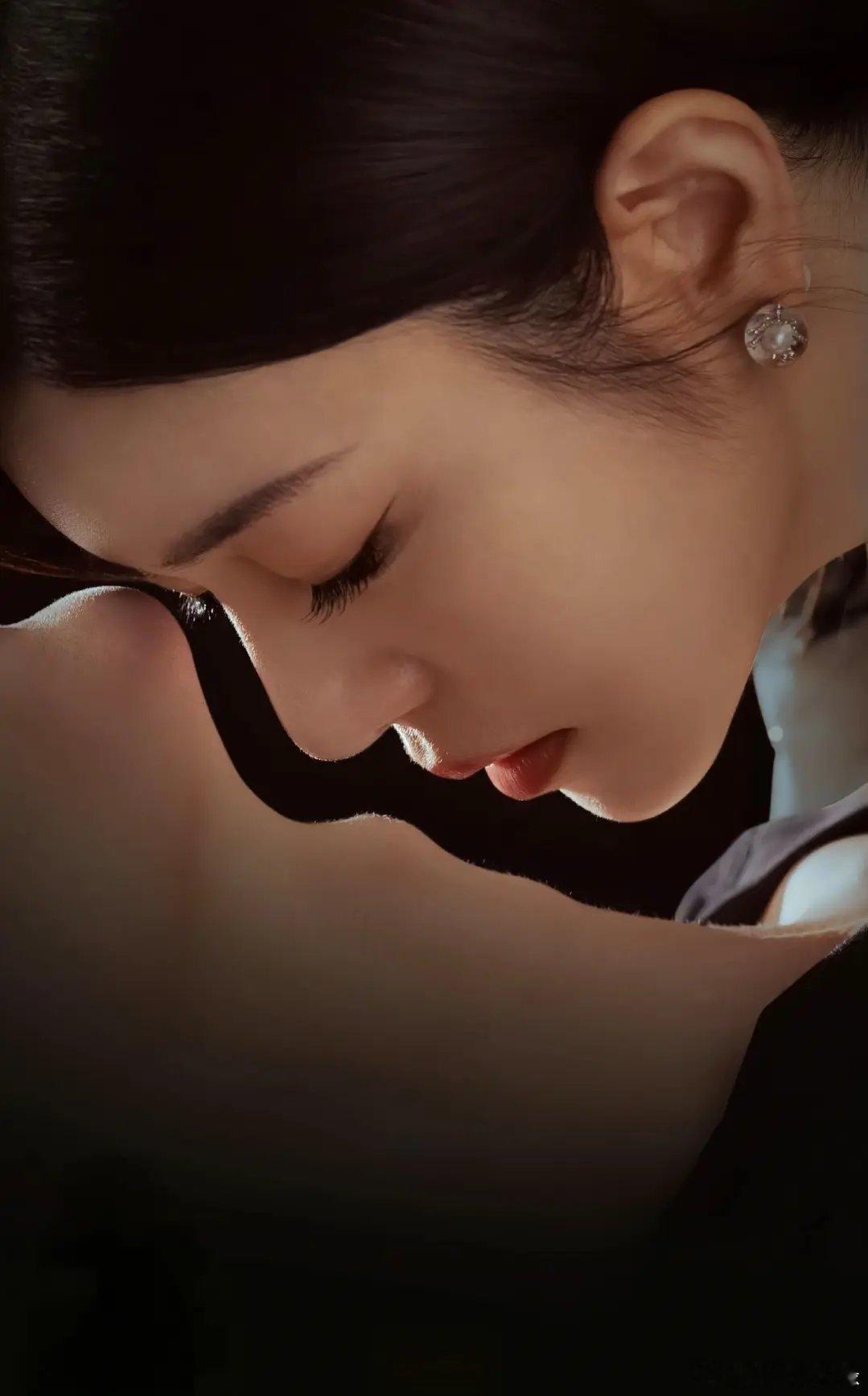 在陈妍希的新剧里我不羡慕她谈小十九岁的弟弟也不羡慕她42岁还如20岁的颜值，只羡