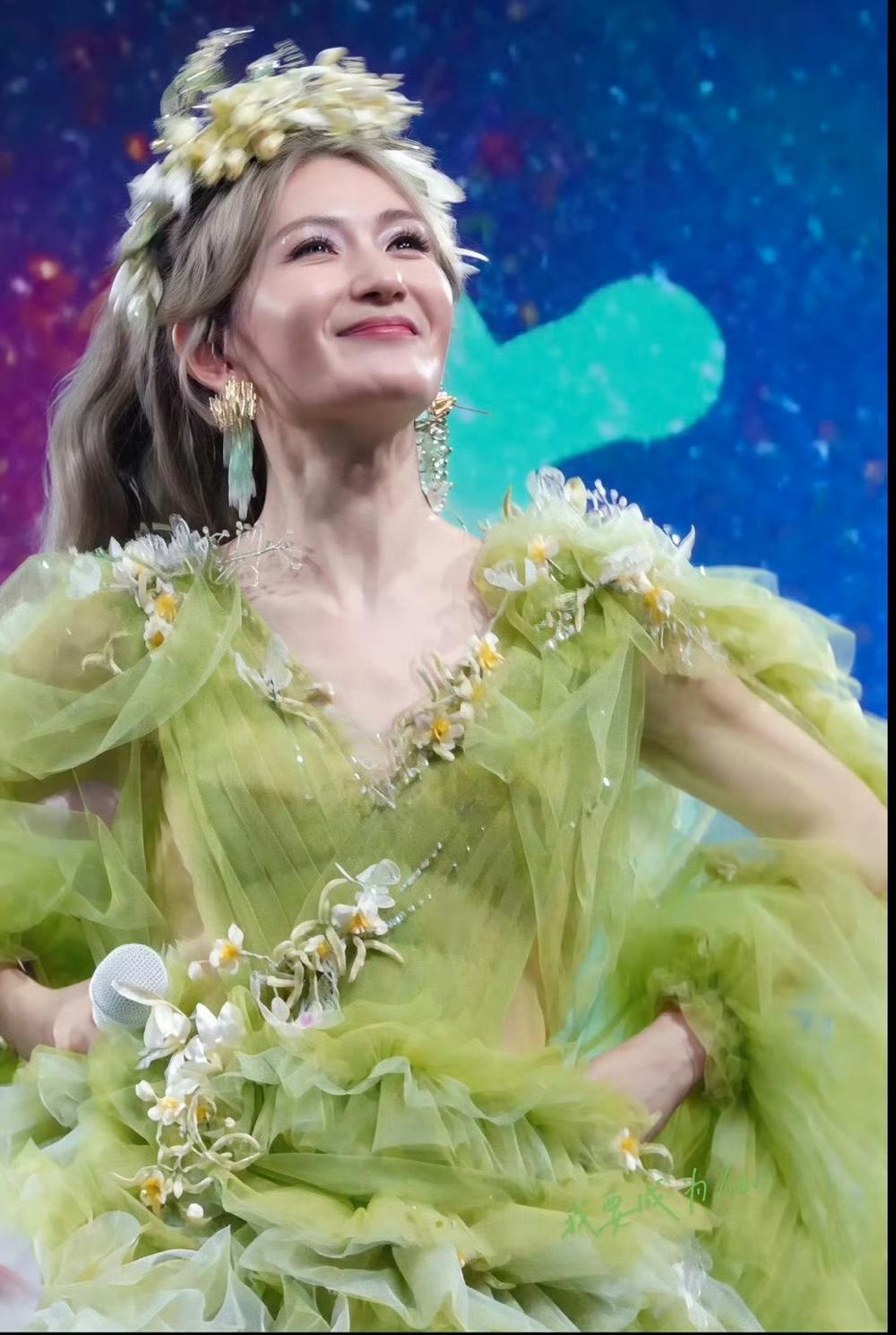 谢娜演唱会这上座率也太夸张了一个主持人开演唱会，本来以为是会被嘲的，结果居然座