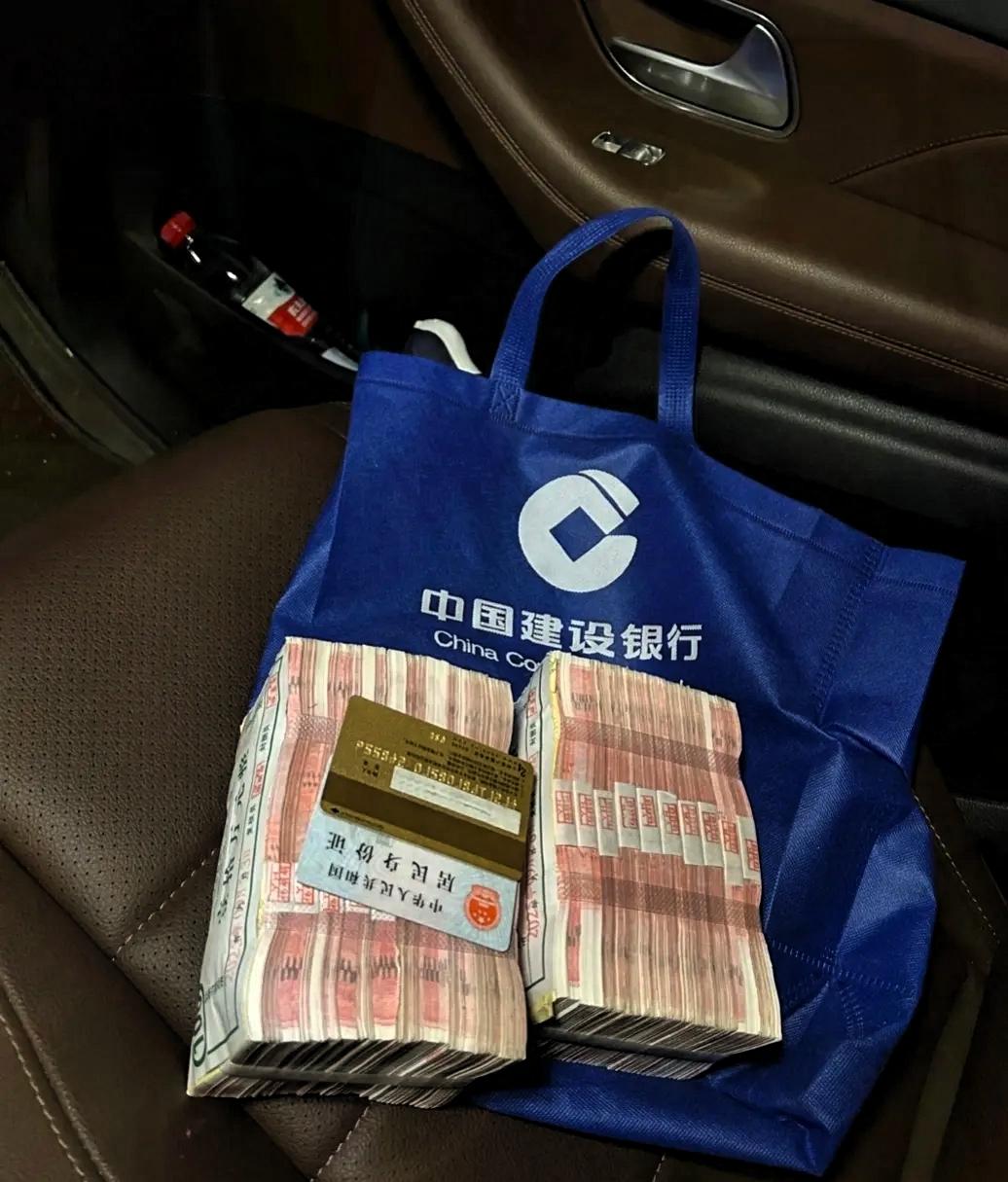 存钱别盲目冲20万，六大行5年大额存单全停售，这门槛钱现在存着太不划算。2