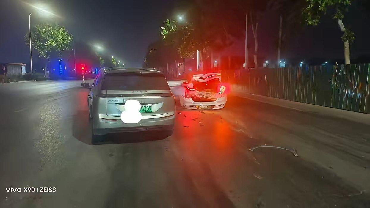 网约车为何为难网约车？广汽埃安追尾比亚迪秦，比亚迪秦三厢直接被干成两厢，销量起来