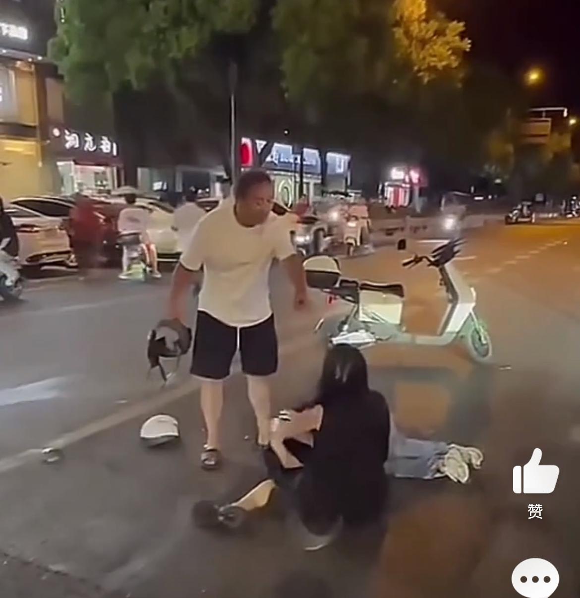 老婆上了其他男人的豪车，老公骑着电驴拍马赶到，头盔狠揍情敌，傻娘们在旁边阻止。这