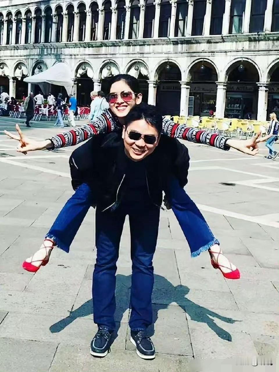 这会的刘强东三十八岁，章泽天十八岁，刚认识不久…