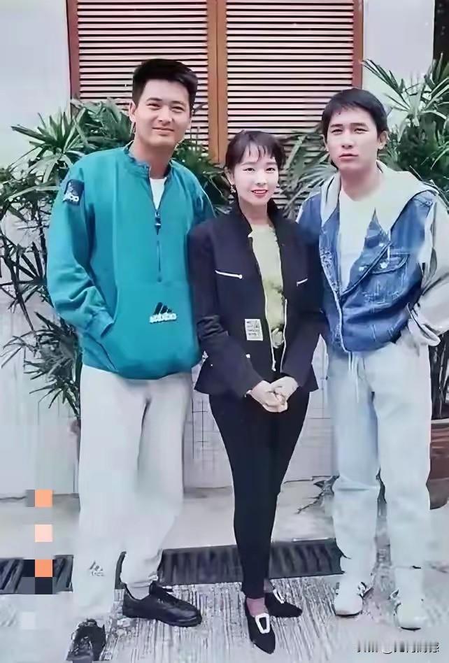 照片中的人是周润发吗？是梁朝伟吗？如果真是他们的话，说明这张照片可是一张老照片了
