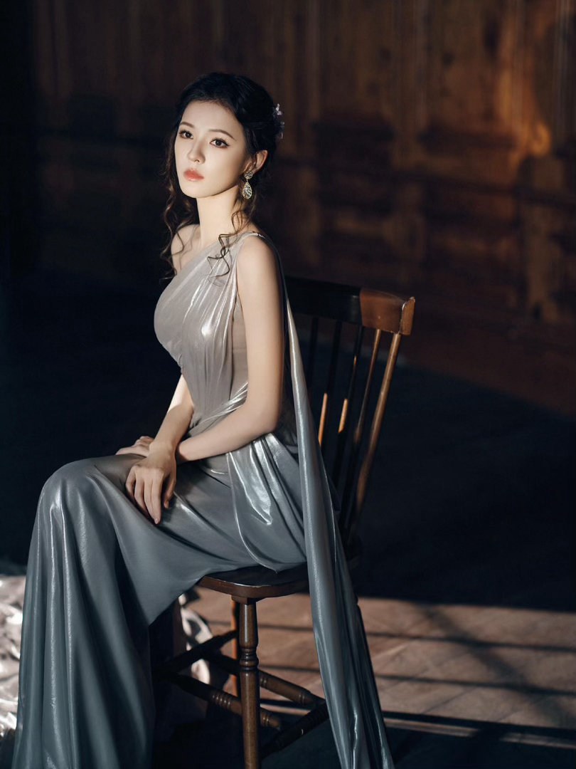 张予曦完全美神降临愣是没找到一丝死角🙇下颌线、鼻梁、锁骨、肩颈线……这姐整