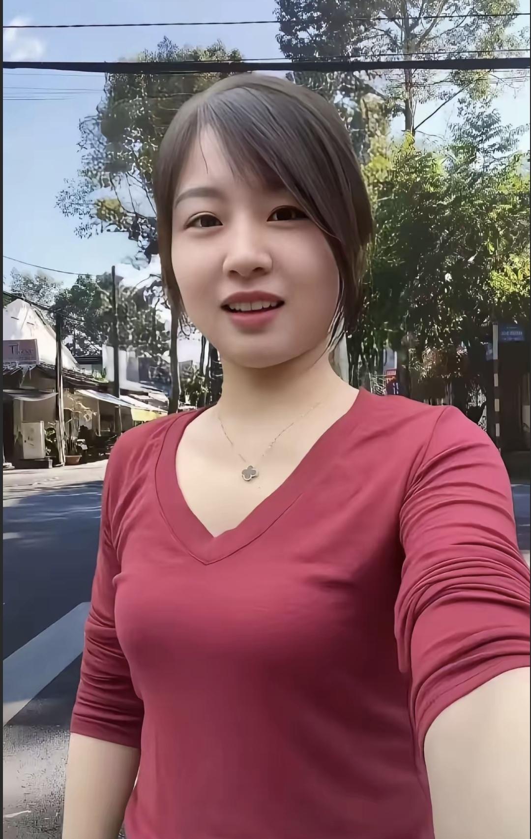 她端来一碗汤，手上有冻疮，脸上没笑，也没不开心。堂哥说这是他娶的缅甸媳妇，过门三