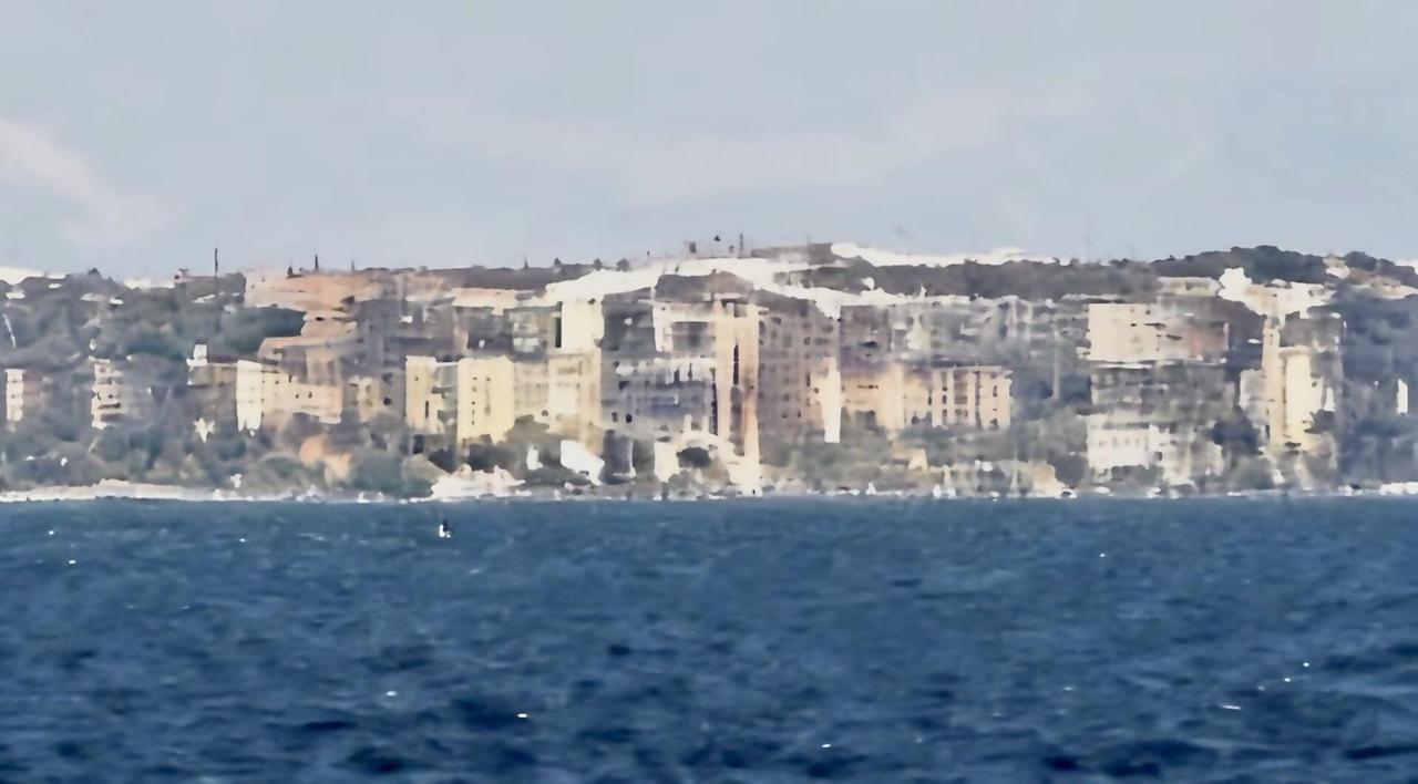 前两天河北秦皇岛海边出了一件特别神奇的事儿——海面上突然“长”出来一座巨大的城市