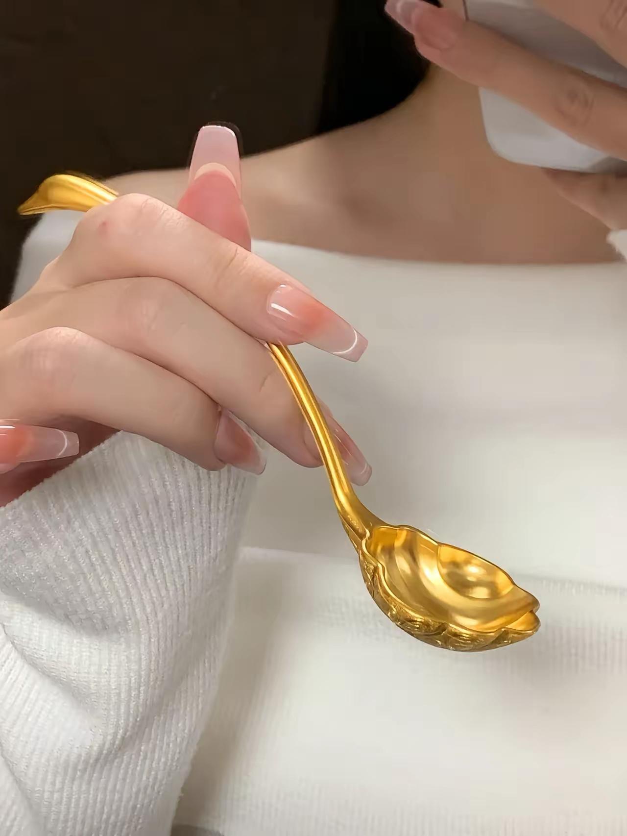 花1576元从周大福买一克黄金，转手回收只给1120元，几分钟亏掉456块，