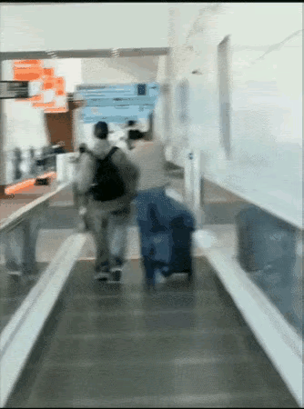 看菲姐和霆锋这走路的背影多么随心所欲，旁若无人啊！他俩的感情真好，一份好的感情生