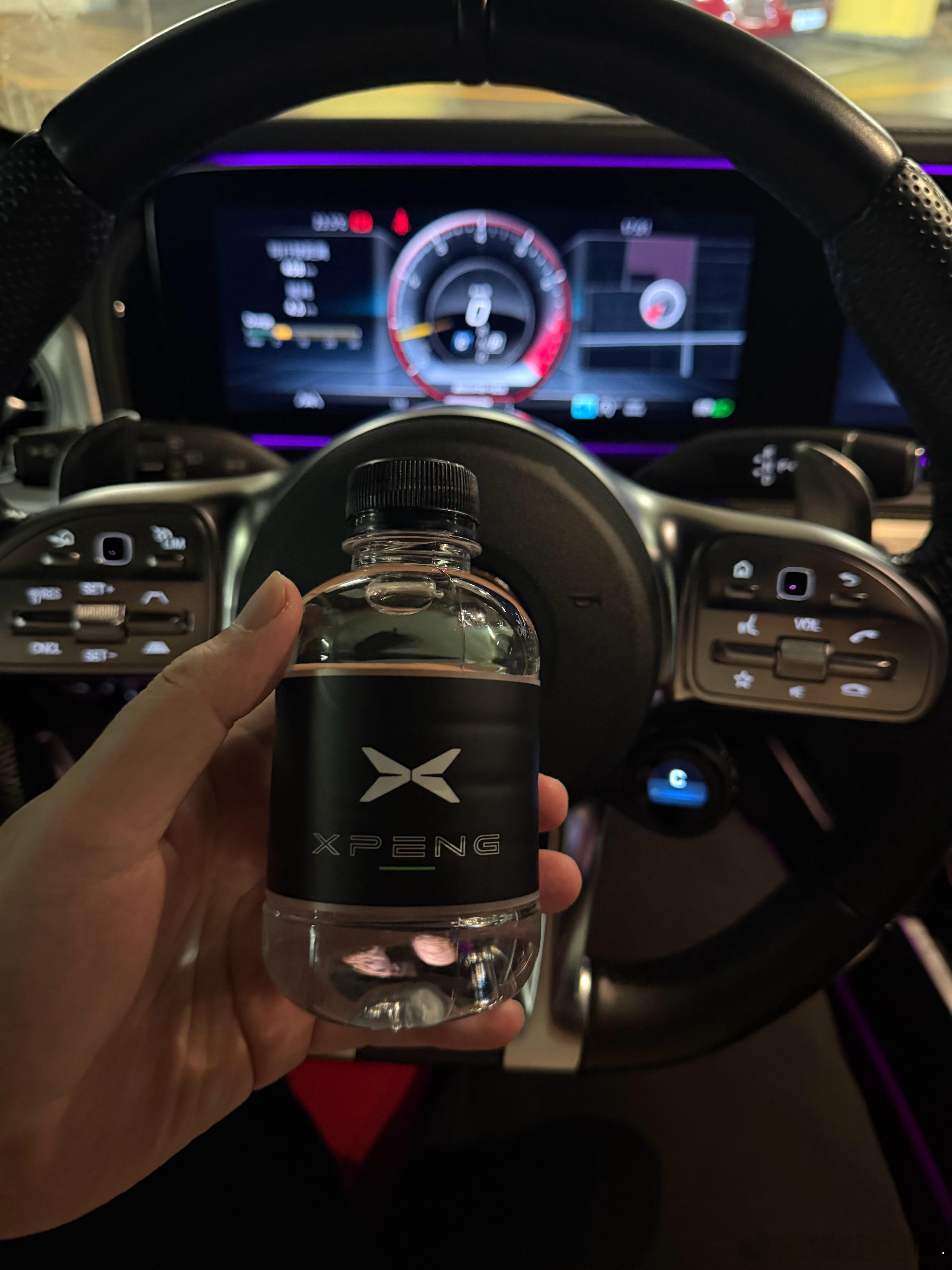去参加小鹏GX发布会喽上车发现车里还有小鹏的矿泉水呢这好像是上次第二代VLA试驾