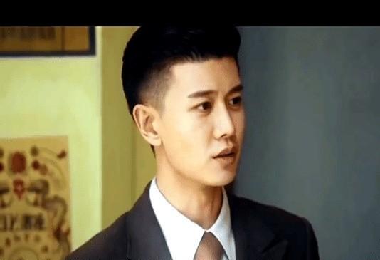 1961年何鸿燊想拿赌牌，找何贤签字担保，银行马上就贷了三千多万。这钱不是兄弟情