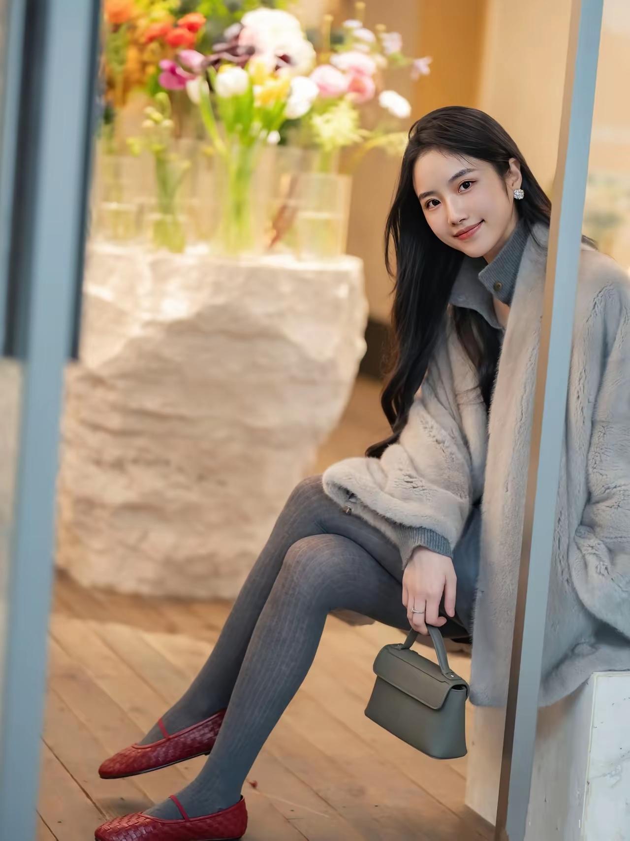 温暖冬日穿搭，灰色毛衣搭配红色皮鞋，简约优雅。