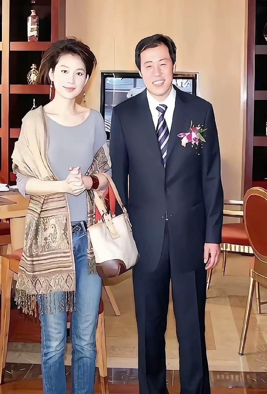 58岁名嘴王小丫和大学老师前夫吕成功旧照曝光，当年结婚家当才一万多块，约定谁成功