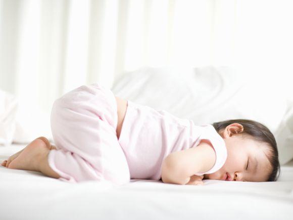 宝宝睡觉总是蹬被子 妈妈带去医院检查竟发现这个原因