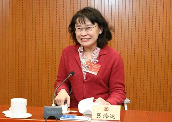 张海迪是个谜！她1955年出生，虽然患有多种疾病，但如今不仅面色红润，还