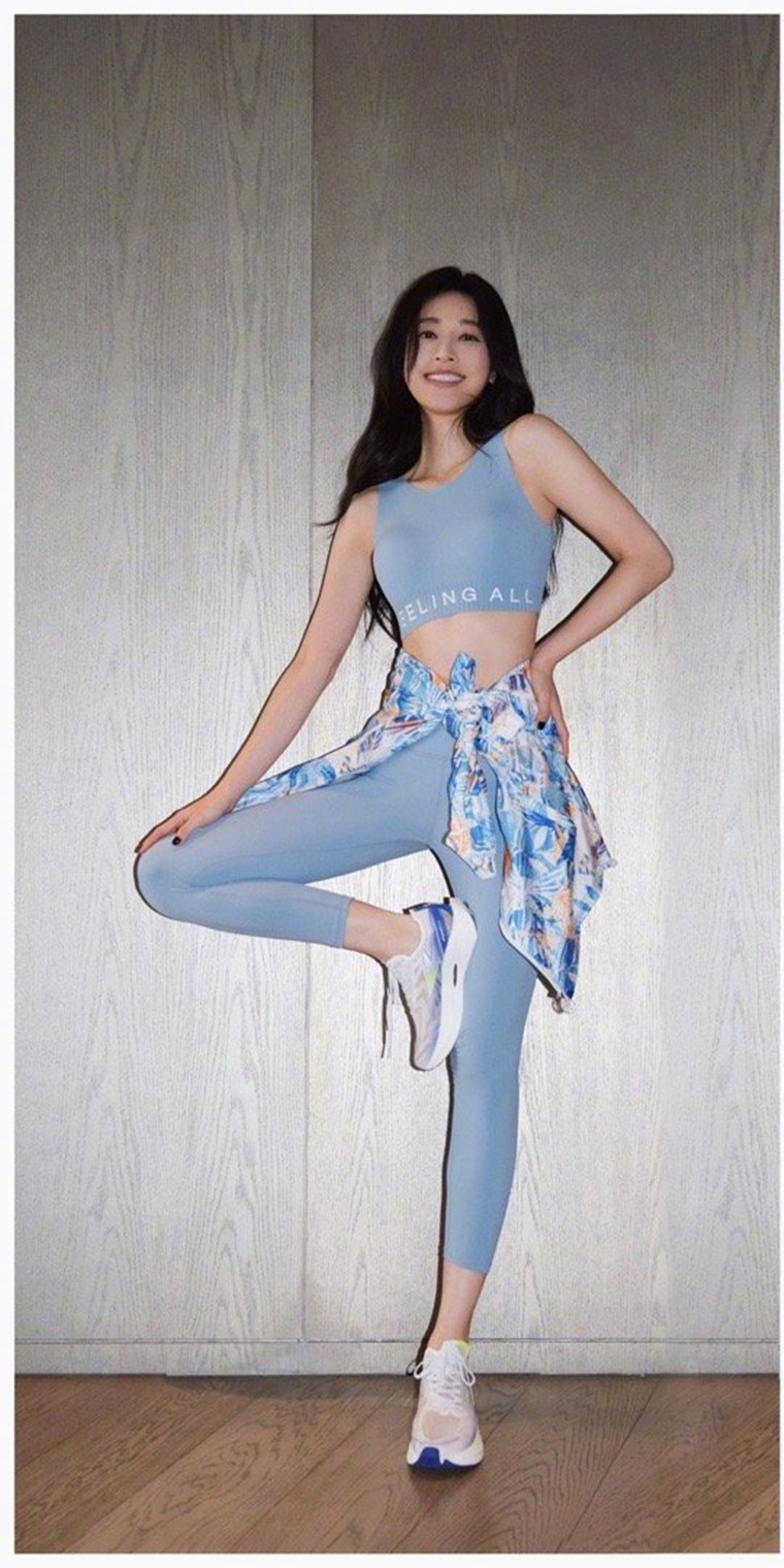 张俪好身材壁纸精选，淡蓝穿搭色彩健美吸睛​​​