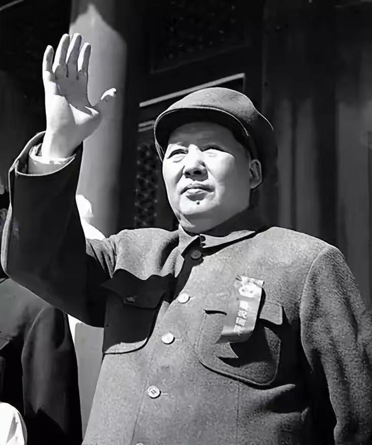 是毛主席，把一切都献给了中华大地上最普通、最穷苦的大众是毛主席，把一切都献给