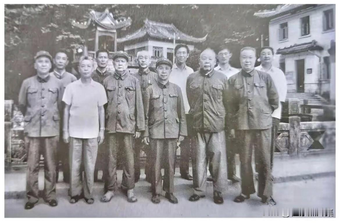 1978年6月14日，粟裕大将于安徽泾县考察期间合影，前排左起赵俊（南京军区副参
