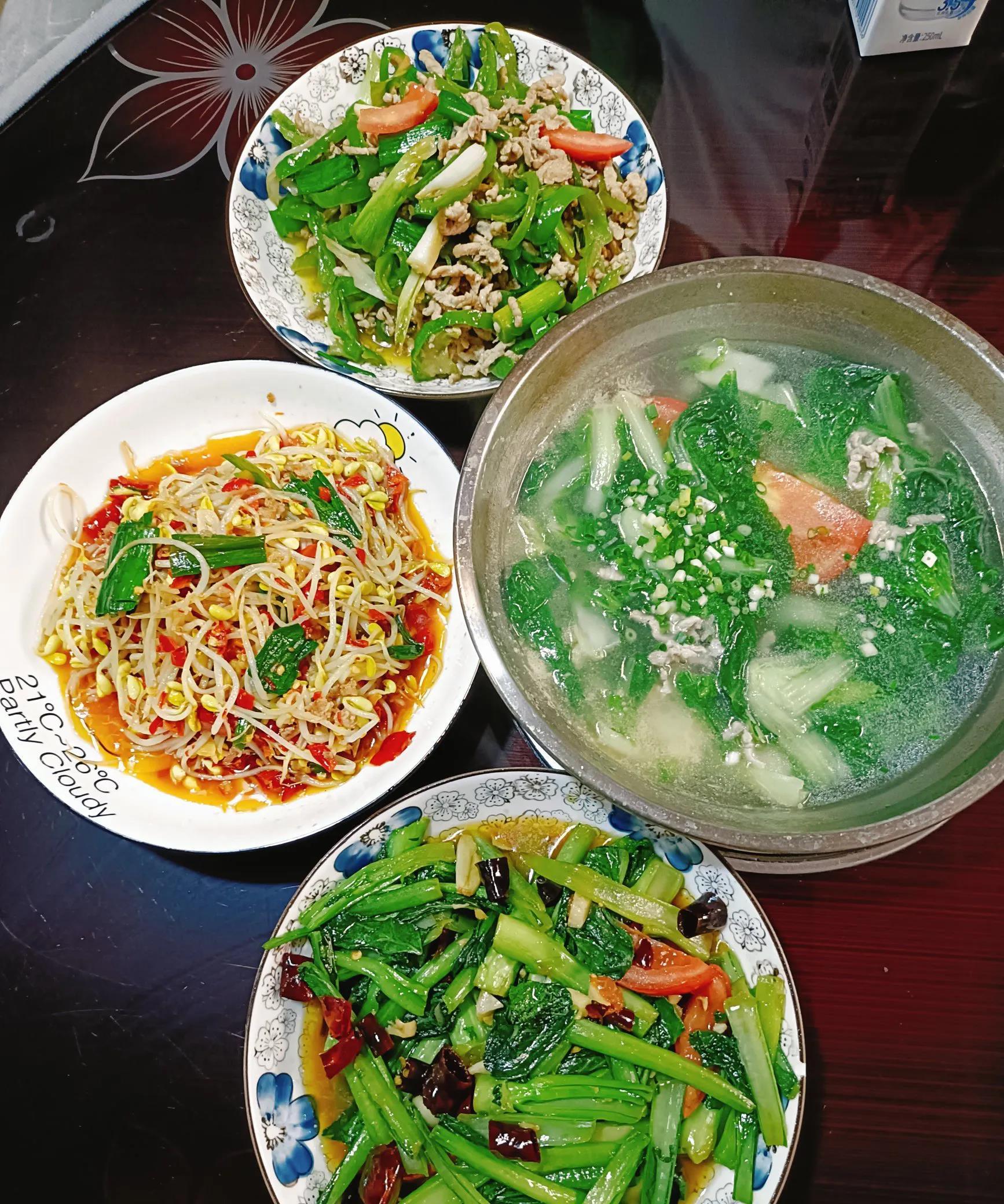 正好老公今天不加班，做几个小菜，一家人吃个晚饭吧。菜虽然简单，但是一家人吃饭的仪