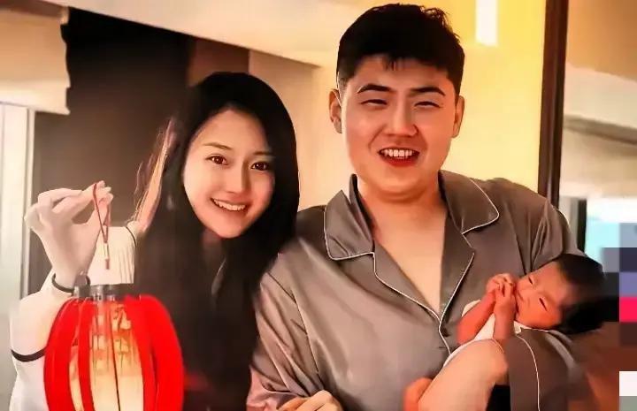 闫学晶儿媳妇上热搜了。上海音乐学院歌剧系毕业，和韩雪同台演过音乐剧，却嫁给普通